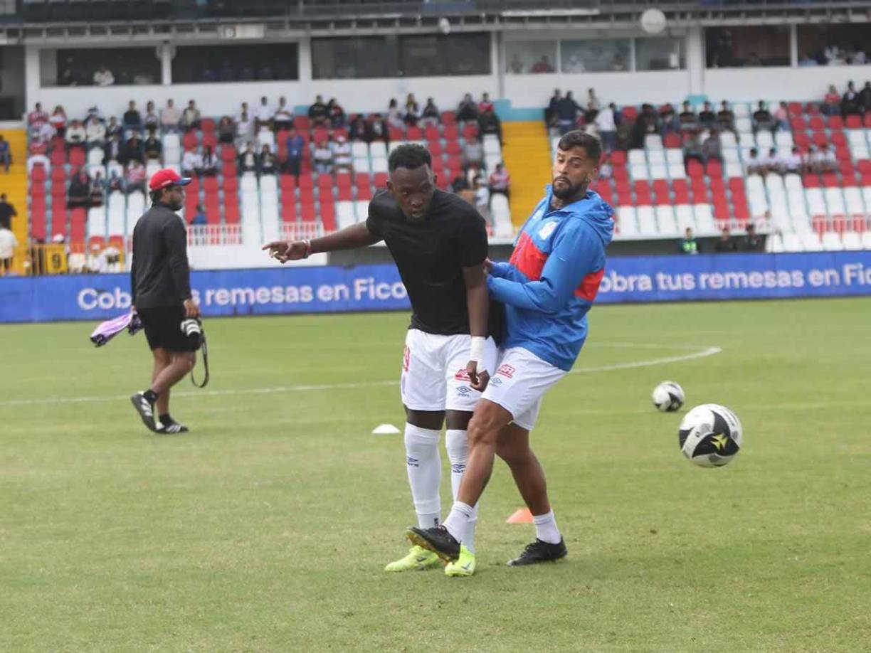 Alberth Elis entró en la convocatoria del Olimpia para el partido y así realizó el calentamiento en la cancha del estadio capitalino.