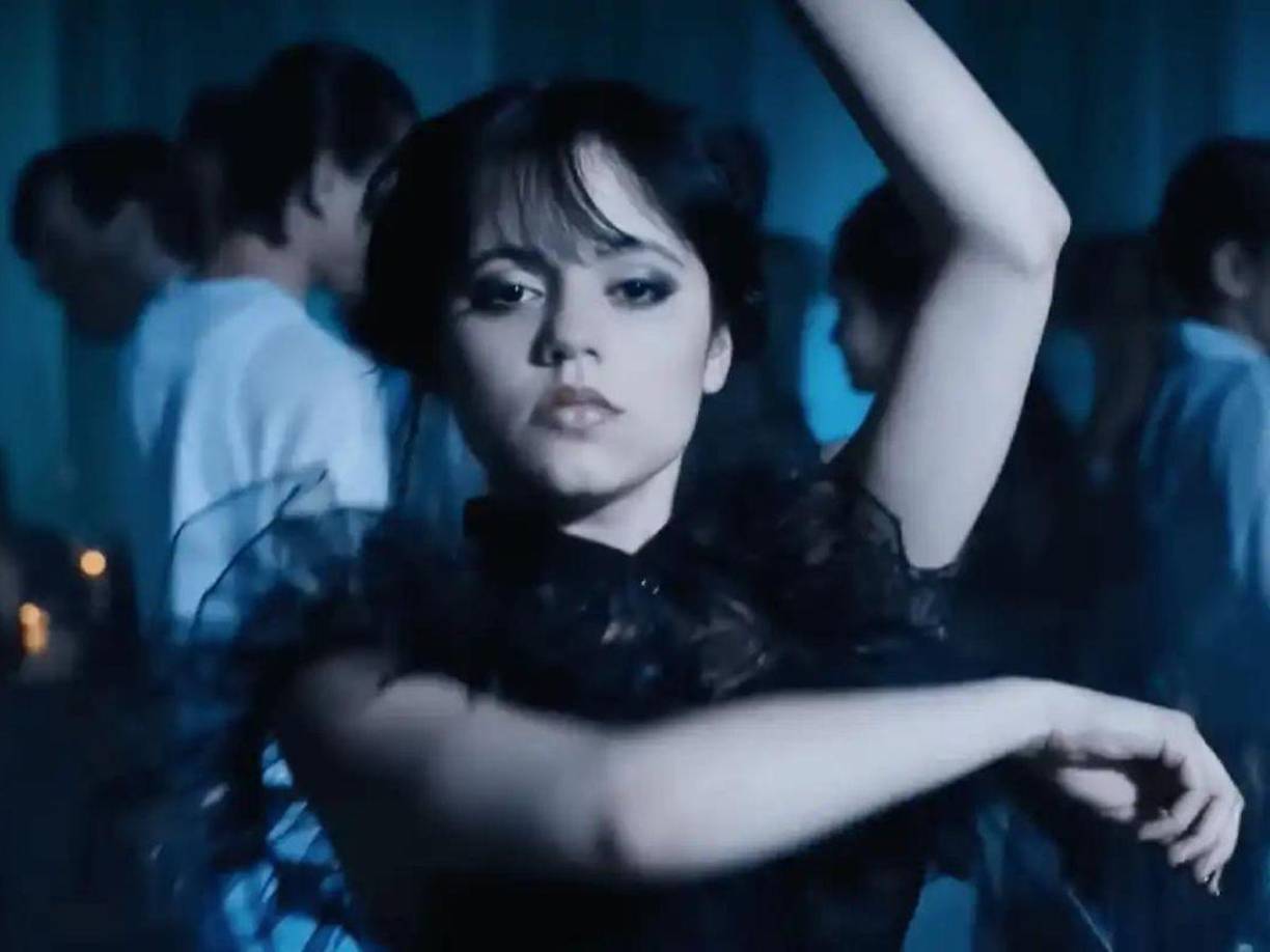 El ejemplo perfecto para explicar como funcionará es con la serie de Merlina que tiene un estimado de 252,1 mil millones de visitas con una base de 1.718 mil millones de horas vistas en los primeros 61 días de disponibilidad, divididas por su tiempo de ejecución de 6 horas y 49 minutos.