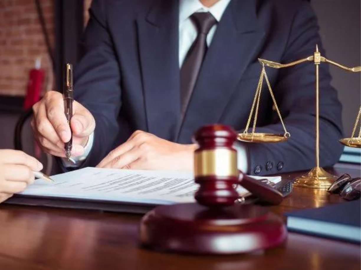 En el caso de las personas que no pueden realizar los trámites personalmente deben extender una carta poder autenticada por un abogado a la persona que hará el papeleo.