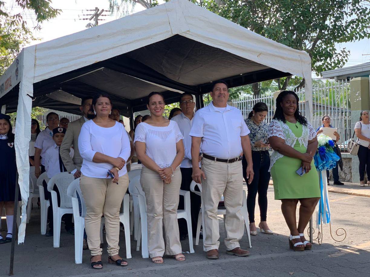 Al evento del izada de la bandera, también acompañaron diferentes distritales de educación entre ellos, Alma Dominguez, Noelia Artica, Jaime Cárdenas y Rosy Centeno.