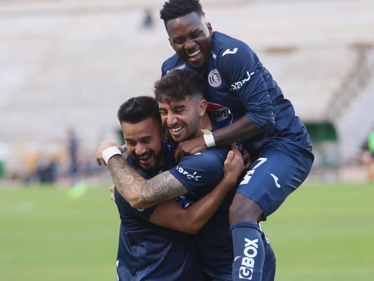 Agustín Auzmendi celebrando con Rodrigo Gómez y Carlos Mejía su primer gol del partido ante la Real Sociedad.
