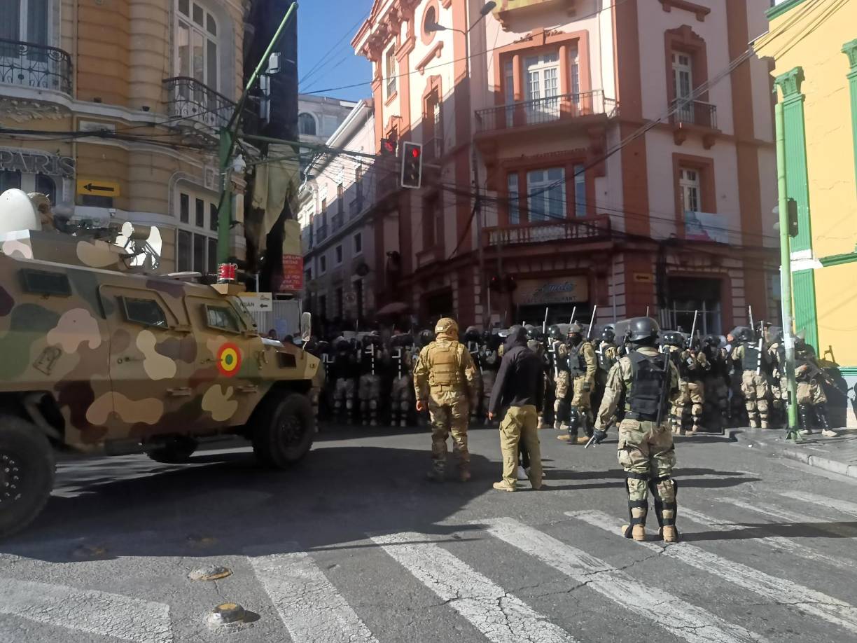  Militares hacen presencia con tanques frente a la sede del Gobierno de Bolivia, este miércoles en La Paz (Bolivia). 