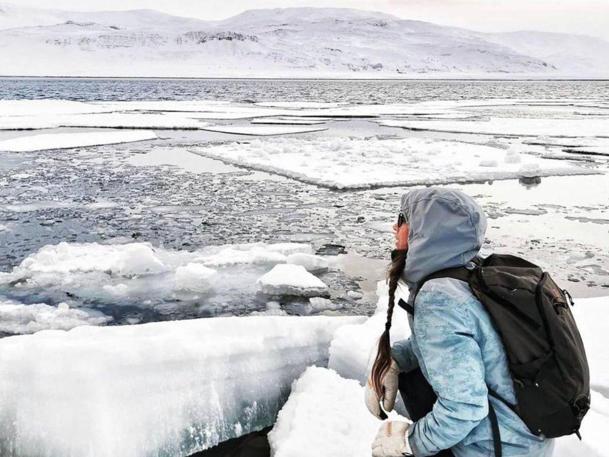 En Barrow, oficialmente llamado Utqiaġvik, la oscuridad se extiende por unos 64 días. Durante este periodo, aunque el sol no asoma sobre el horizonte, la ciudad disfruta de algunas horas de penumbra, conocidas como crepúsculo civil. 