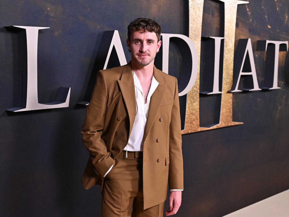 El primer papel que catapultó a Paul Mescal a la fama fue el de Connell Waldron en la aclamada miniserie “Normal People”, basada en la novela homónima de Sally Rooney. La serie, que explora una compleja historia de amor y autodescubrimiento, permitió a Mescal mostrar su habilidad para interpretar personajes profundos y emocionalmente complejos. 