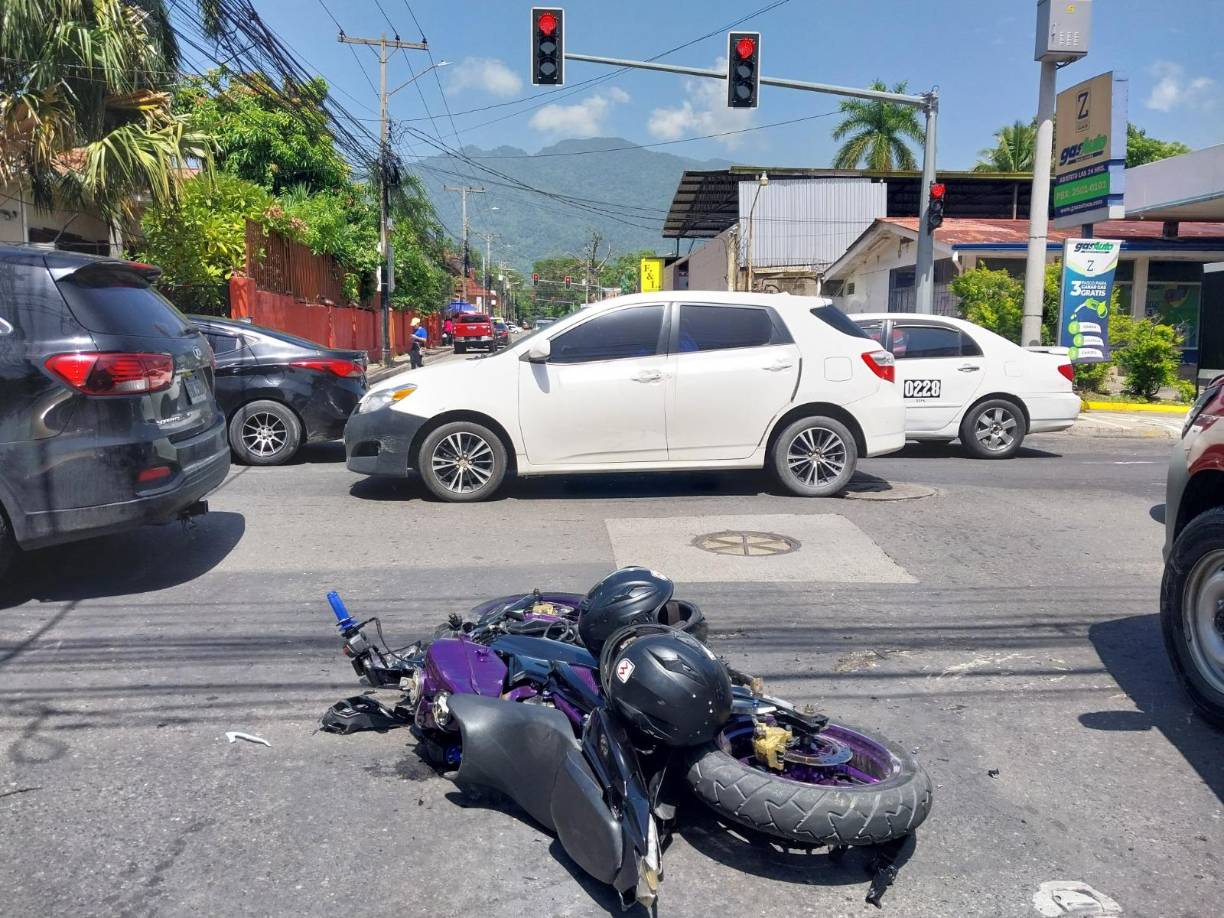 Así quedó la motocicleta en la que se conducía el joven, quien fue que sacó la peor parte durante el percance. 