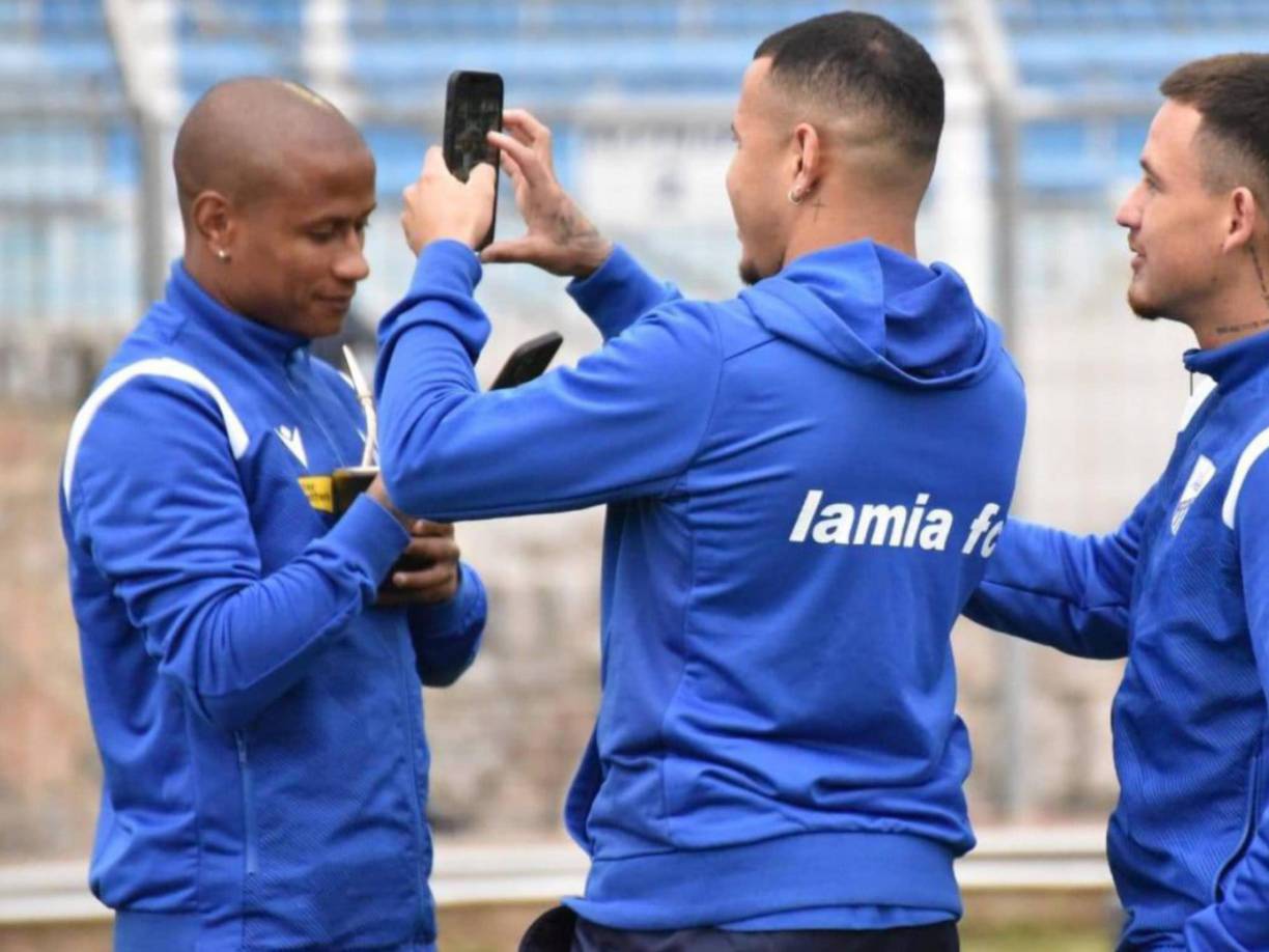 Además, se informó que al percatarse de la situación se intentó descolgar al futbolista para brindarle ayuda y que además el paramédico de la ambulancia del ECU911 realizó maniobras de reanimación sin éxito