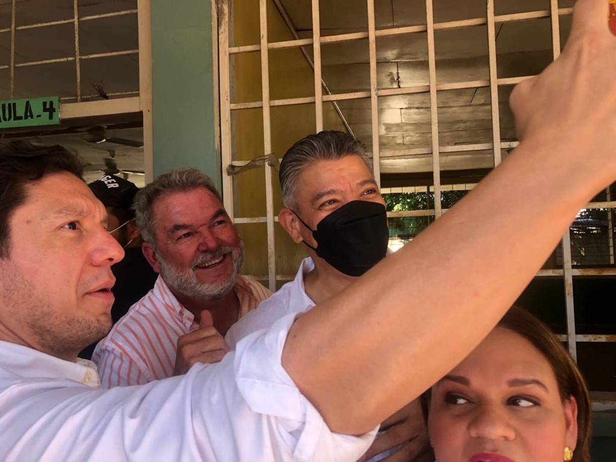 ¡Selfie! El ingeniero Julio Montessi, el empresario Roberto Contreras y el abogado Omar Menjívar se toman una selfie tras acudir a ejercer el sufragio. 