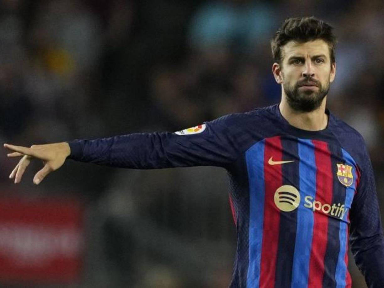 Gerard Piqué era uno de los jugadores más renombrados del F. C. Barcelona, junto a otras grandes figuras como Lionel Messi o Neymar. Mientras esto ocurría con la carrera deportiva del español, su ex pareja veía como se limitó a sacar algunos sencillos después de haber estrenado su álbum El Dorado, en el que incluyó varios temas dedicados al empresario.
