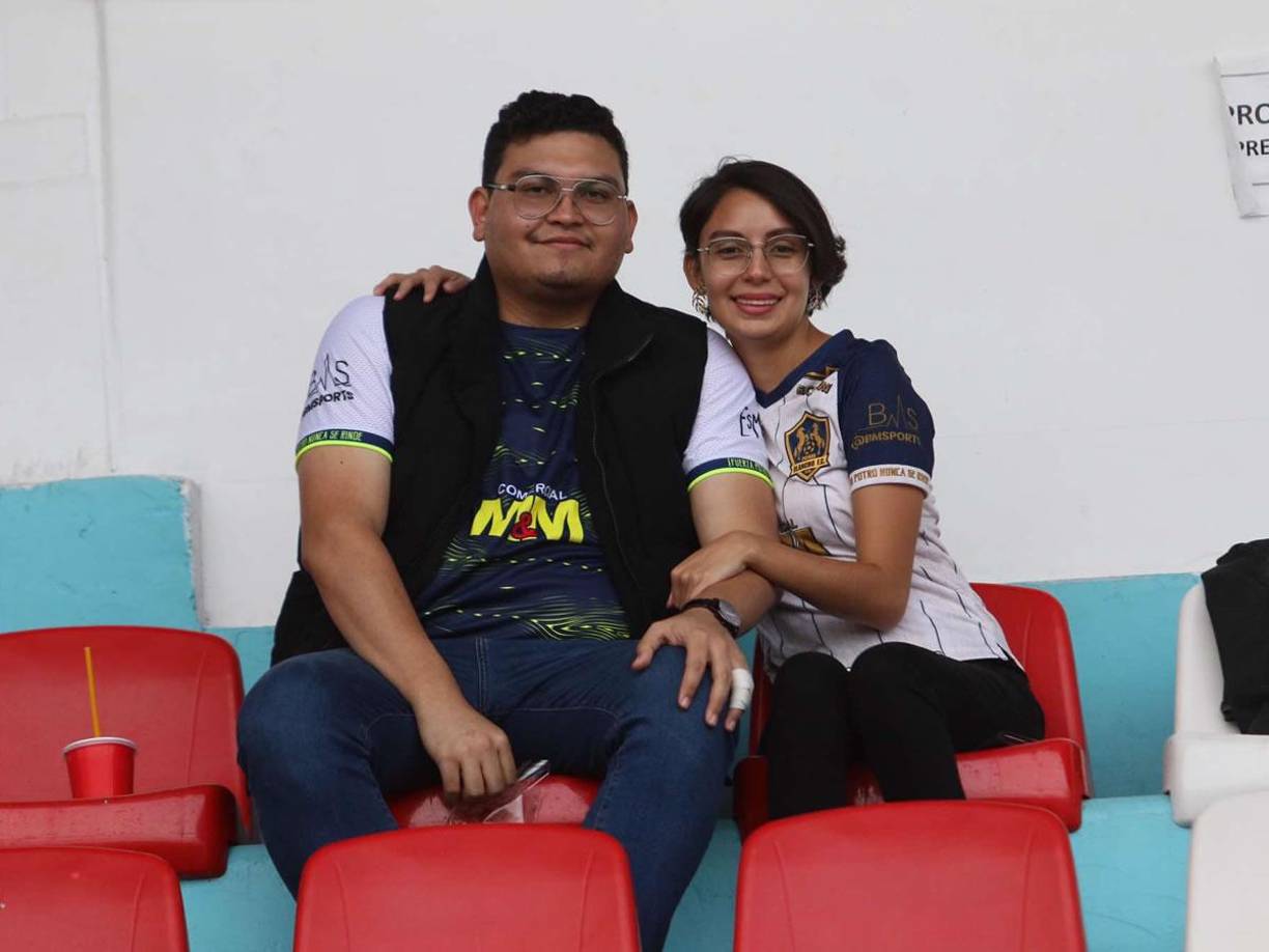 Una pareja de hinchas de los Potros que disfrutaron del partido en el estadio Nacional Chelato Uclés.
