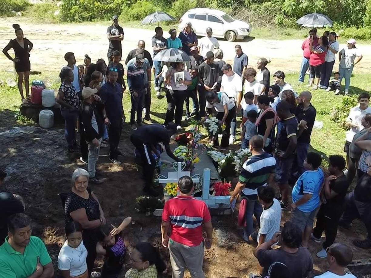 Familiares y amigos acompañaron al futbolista hondureños en estos momentos de mucho dolor por la muerte de su madre.