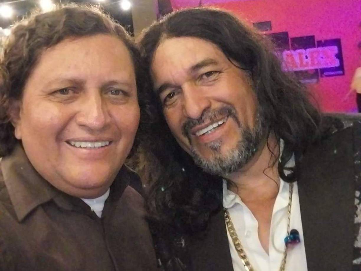 Familiares del reconocido artista Mauricio Reyes, más conocido como el doble de Camilo Sesto, confirmaron que este martes 3 de diciembre falleció en El Progreso, Yoro.
