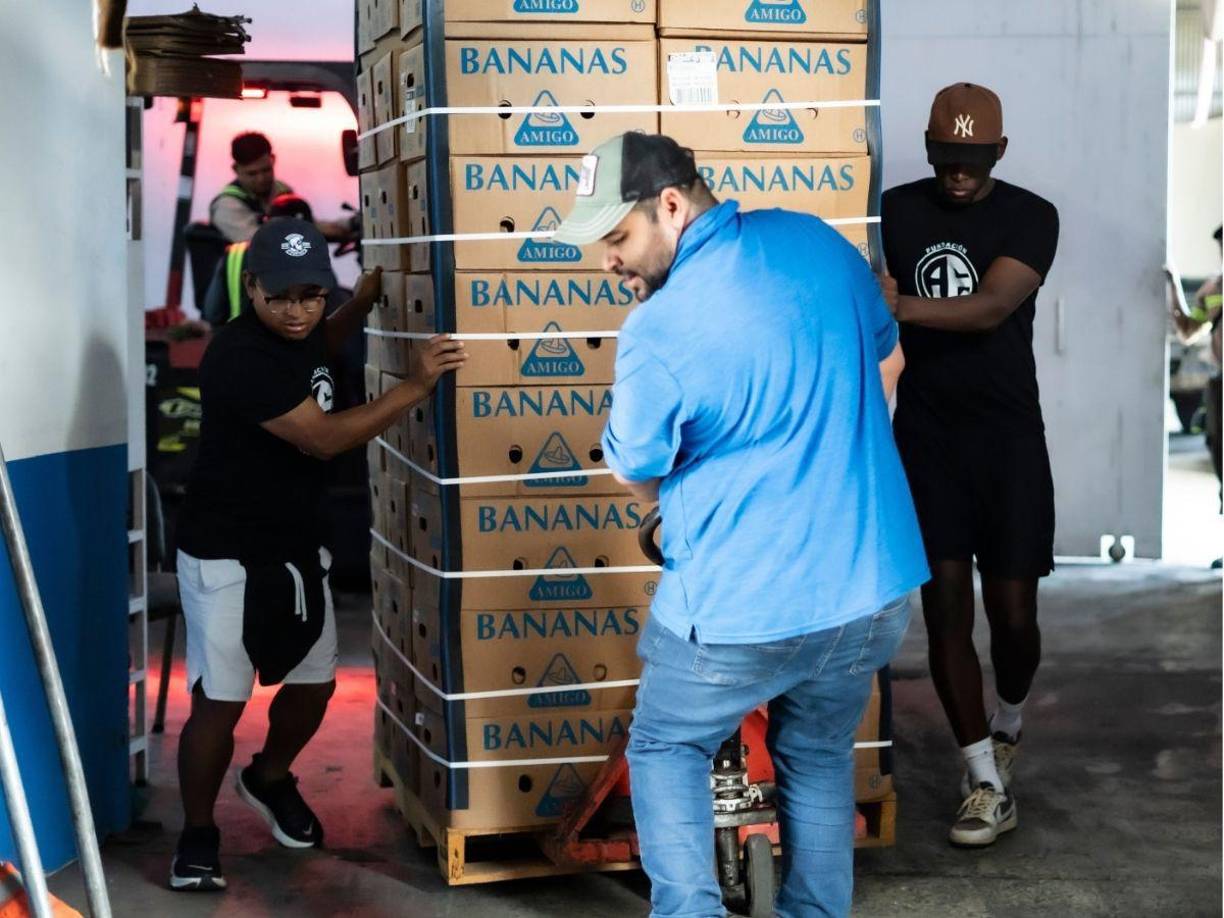 Pero Alberth Elis no solo es crack en la cancha, sino también fuera de ella. El catracho es el comandante de su fundación que lidera haciendo actos benéficos para los más necesitados.