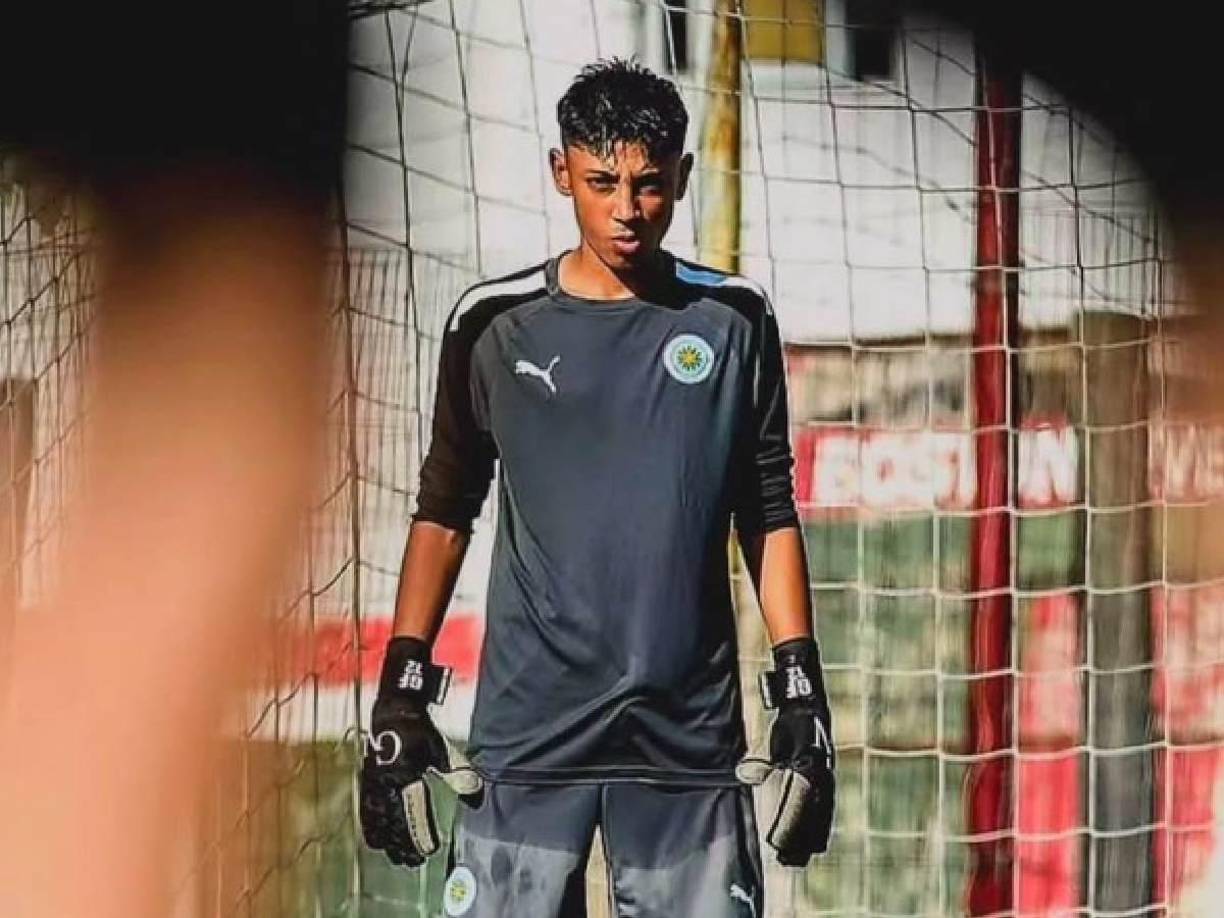 En la discusión, un joven jugador perdió la vida. Geral Froste, fue el futbolista de 14 años quien recibió disparos en el pecho y en el abdomen, lo que provocó su muerte. 