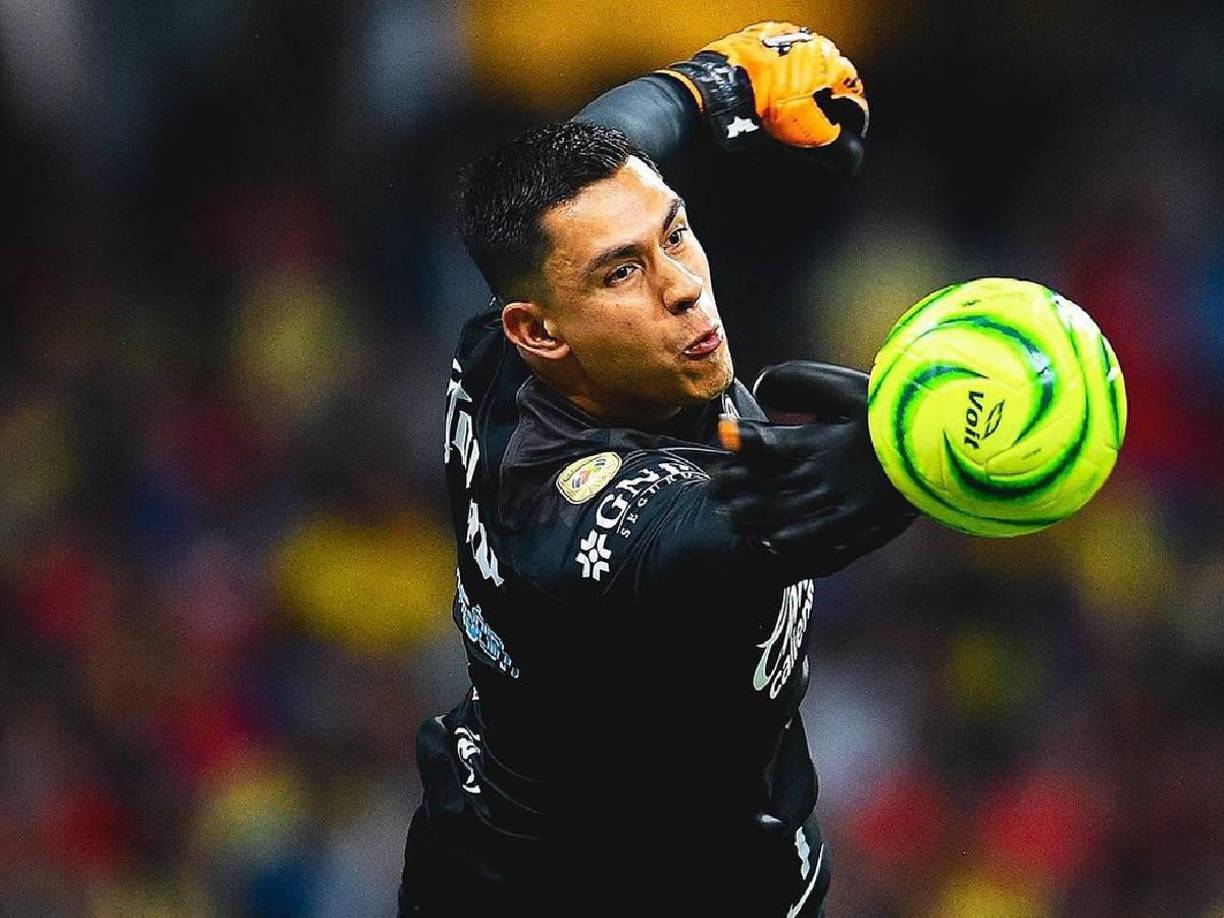 Portero: Luis Malagón viene siendo el guardameta titular de la Selección Mexicana, pero aquí es donde está la primera duda.