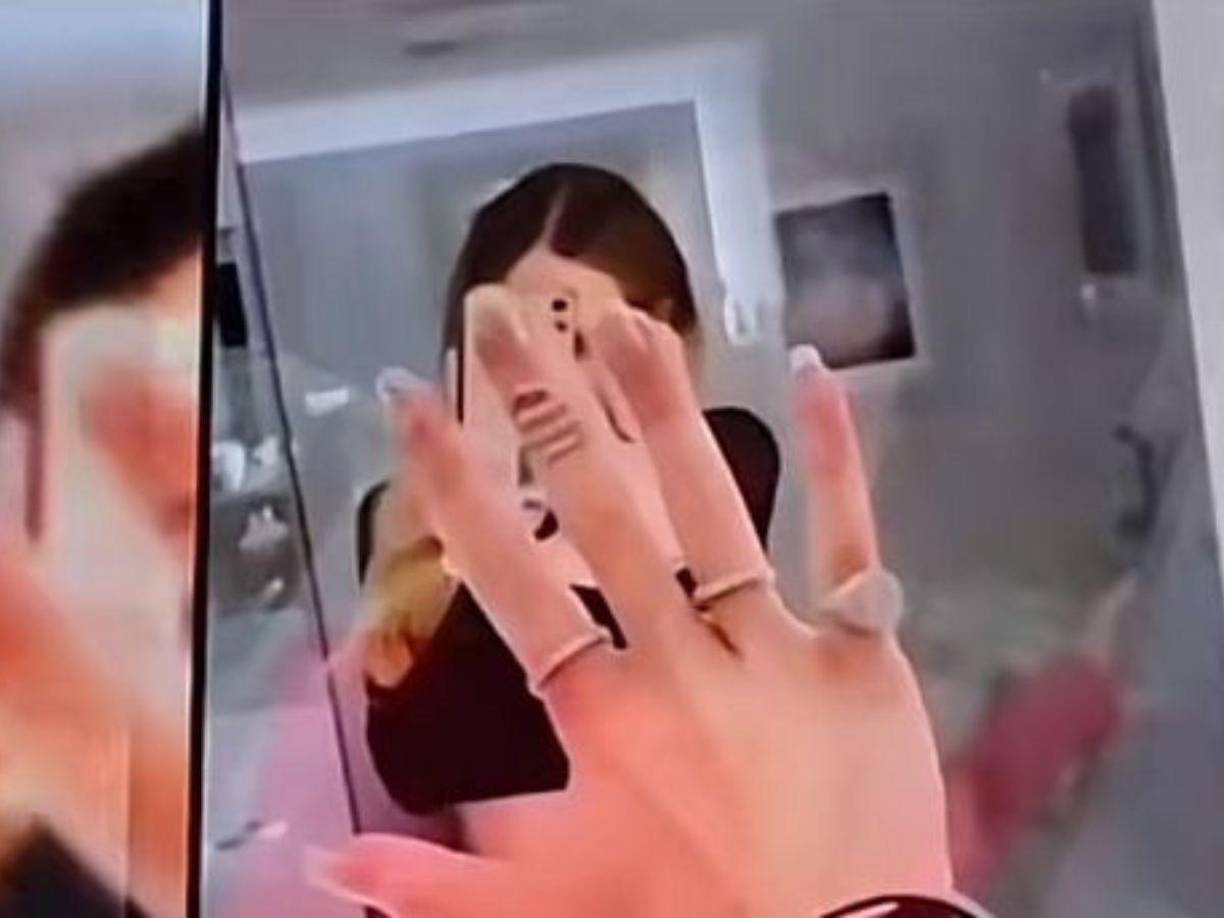 Según el video que Belinda compartió en sus redes sociales presumiendo la joya, Peso Pluma habría mandado a su madre a darle el anillo a la actriz y cantante.