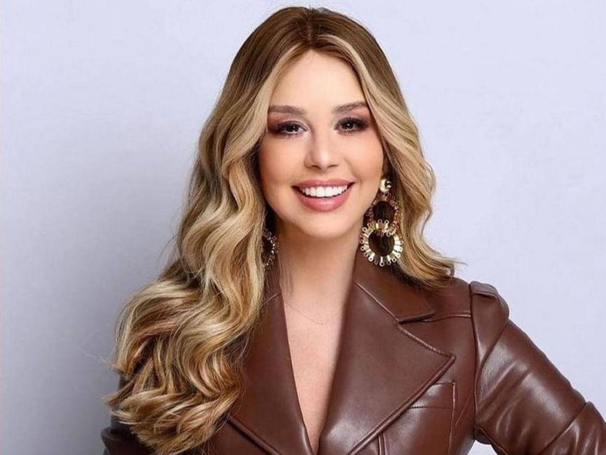 Myrka Dellanos se quejó de que Aracely Arámbula supuestamente llamó a la cadena Telemundo para pedir que la periodista cubanoamericana ya no hablara más de ella en La mesa caliente y de su conflicto con Luis Miguel.