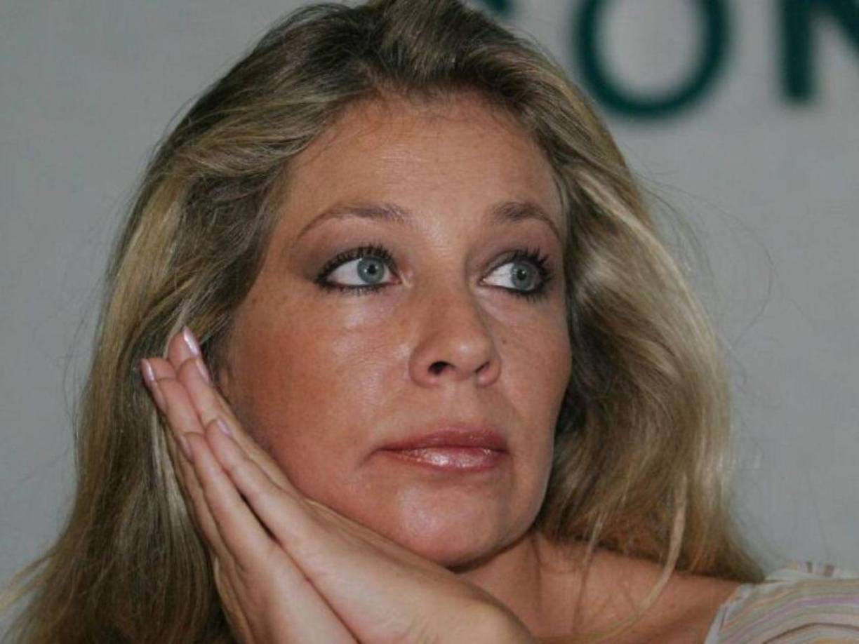 Ernestina Sodi Miranda nació el 24 de julio de 1960 en Ciudad de México. Estudió Historia del Arte en el Instituto de Cultura Superior y se especializó en Estética y Letras Modernas en la Universidad Iberoamericana, donde también fue profesora. A lo largo de su carrera, publicó varios libros, siendo notable “Líbranos del mal”, donde contó su experiencia tras ser secuestrada en 2002.