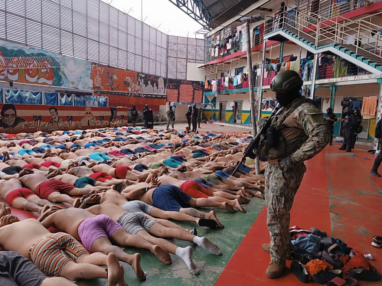 El terror se impuso tras la fuga de Adolfo Macías, alias “Fito”, jefe de la principal banda criminal del país conocida como Los Choneros, que estaba recluido en una cárcel guayaquileña y fue detectada el domingo. 