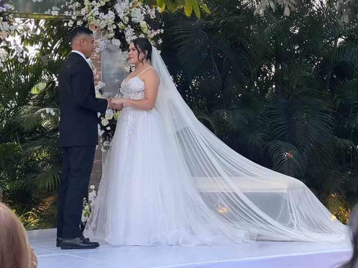 La pareja se dio “sí” en el altar. La hermosa imagen de Carlos Pineda y Daniela Hernández en su boda.
