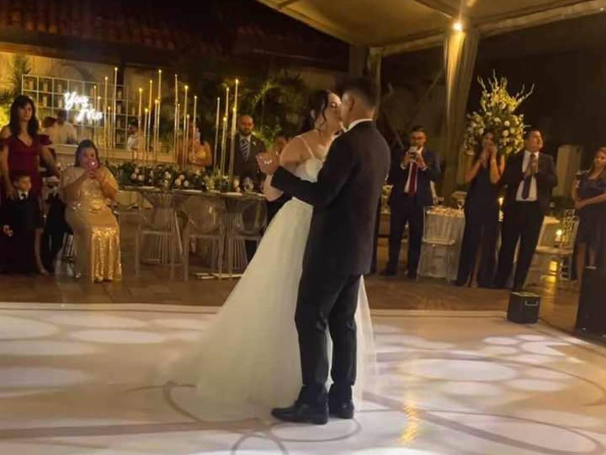 Así fue el bonito baile de Carlos Pineda y Daniela Hernández en su boda.