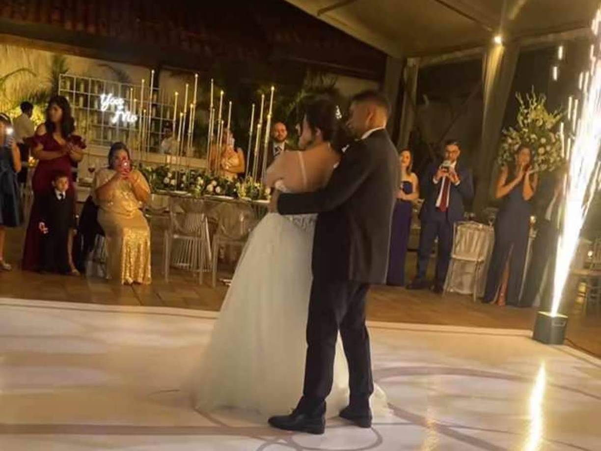 Así fue el bonito baile de Carlos Pineda y Daniela Hernández en su boda.