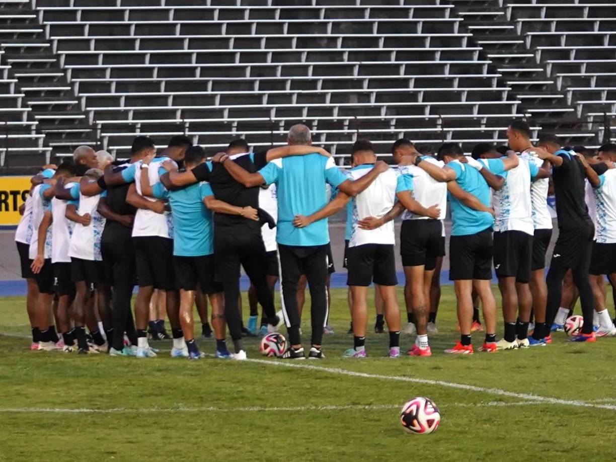 La Selección de Honduras quedó lista para enfrentar a Jamaica. Los seleccionados entrenaron en el National Stadium Independence Park de Kingston.