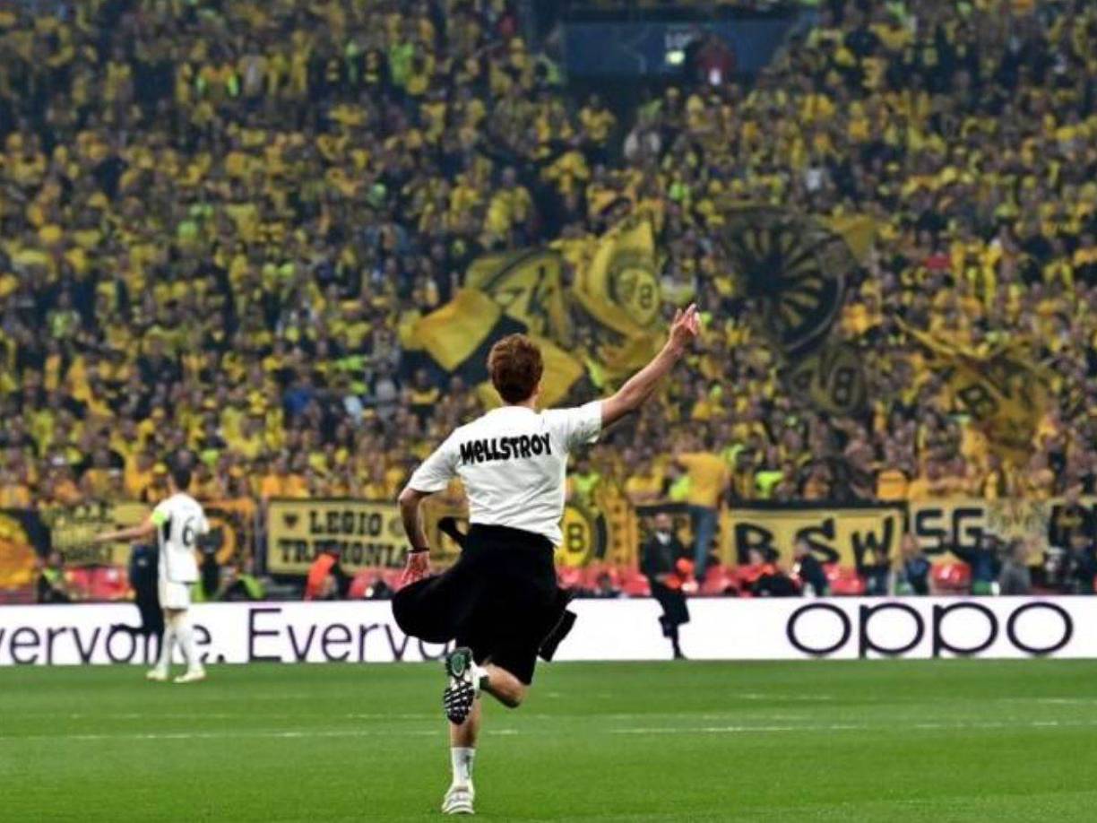 Los muchachos ingresaron en los primeros minutos del duelo entre los españoesly alemanes con remeras blancas que tenía una inscripción en su frente: <i>Mellstroy. </i>¿A qué se referían?