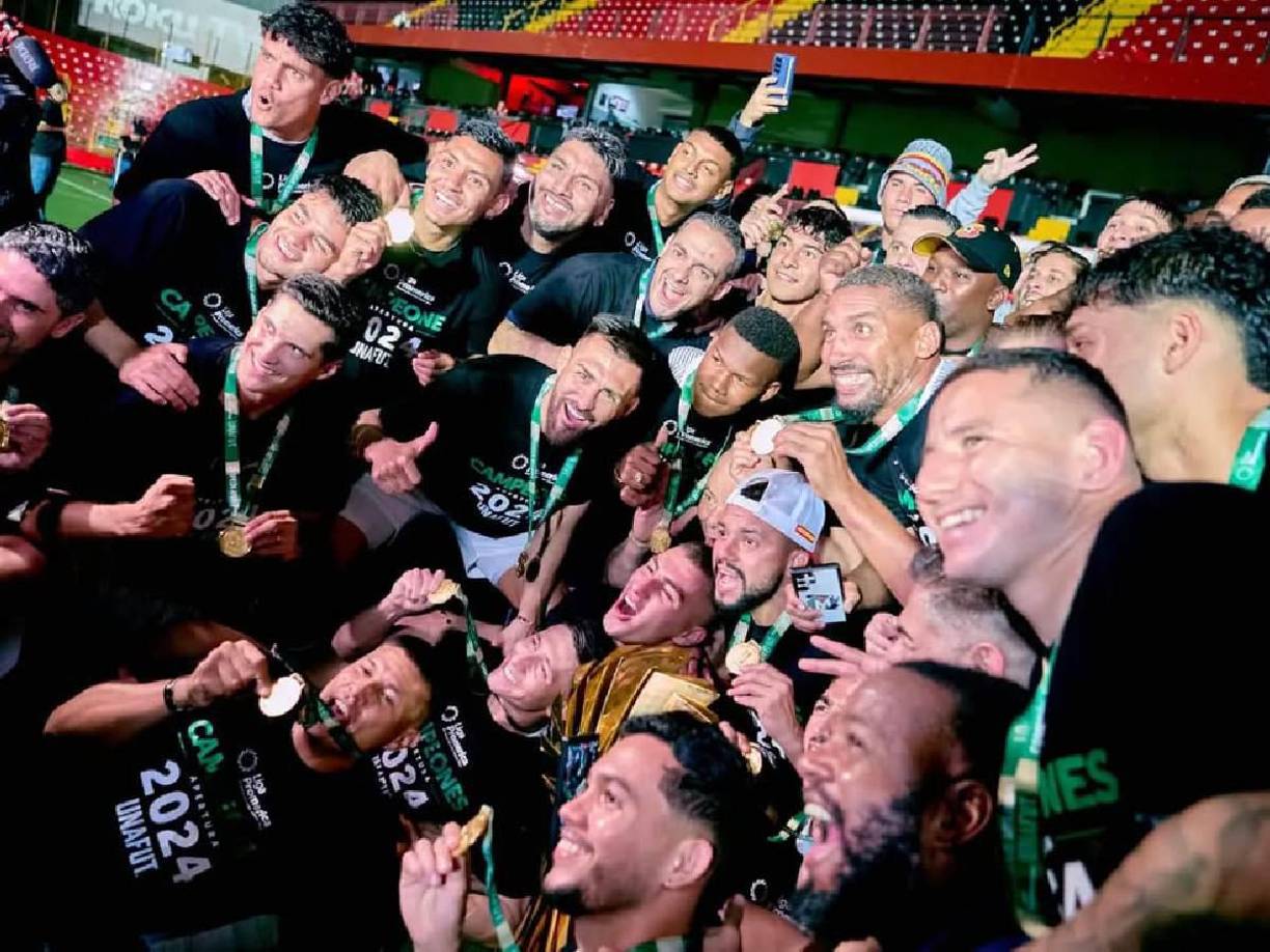 El zaguero central de 1.98 metros de estatura obtuvo su primer título en Costa Rica siendo un pilar en el Herediano.