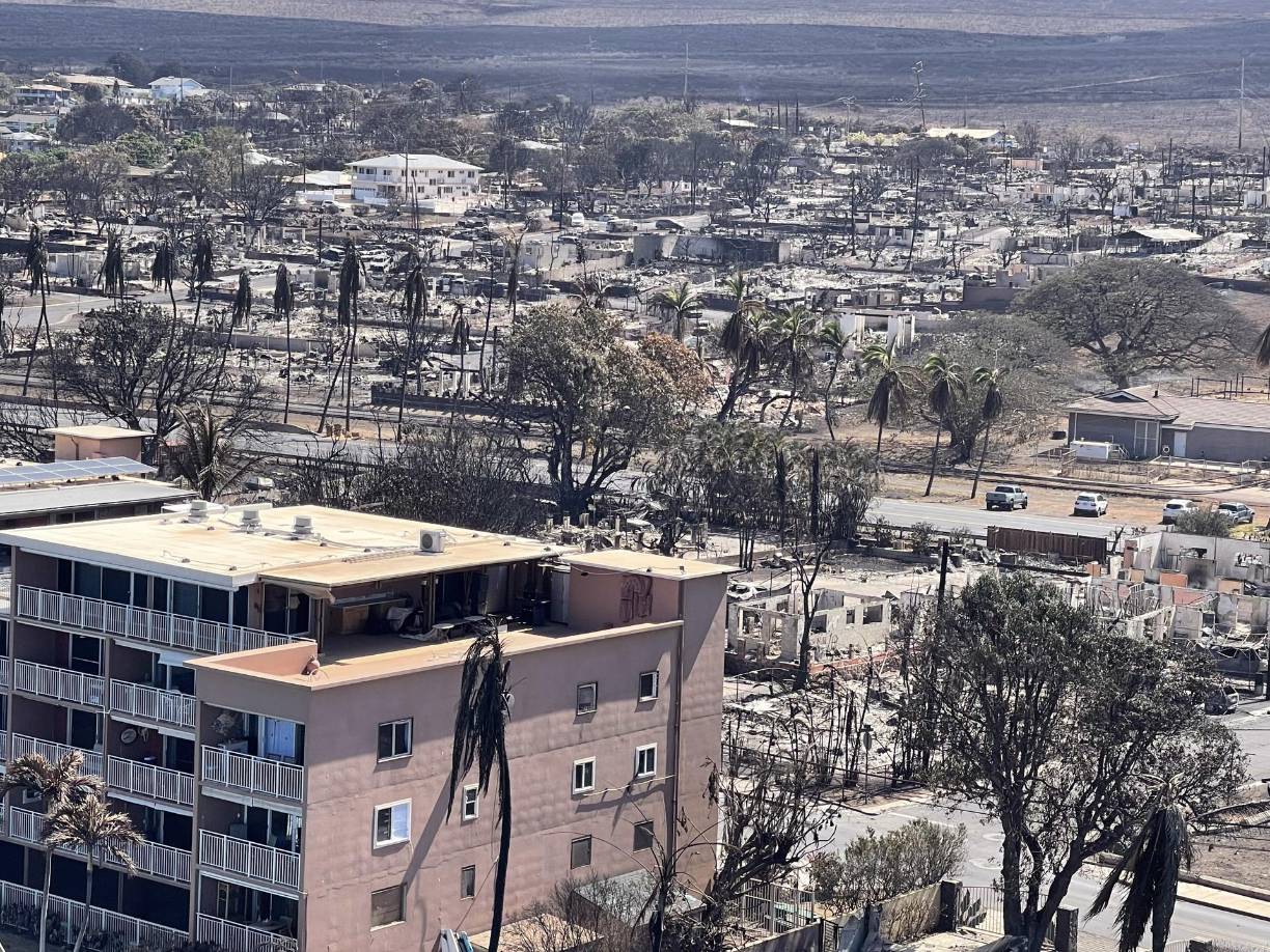 Los cables eléctricos colgaban inútiles de los postes dañados y pequeños focos de fuego seguían ardiendo. 