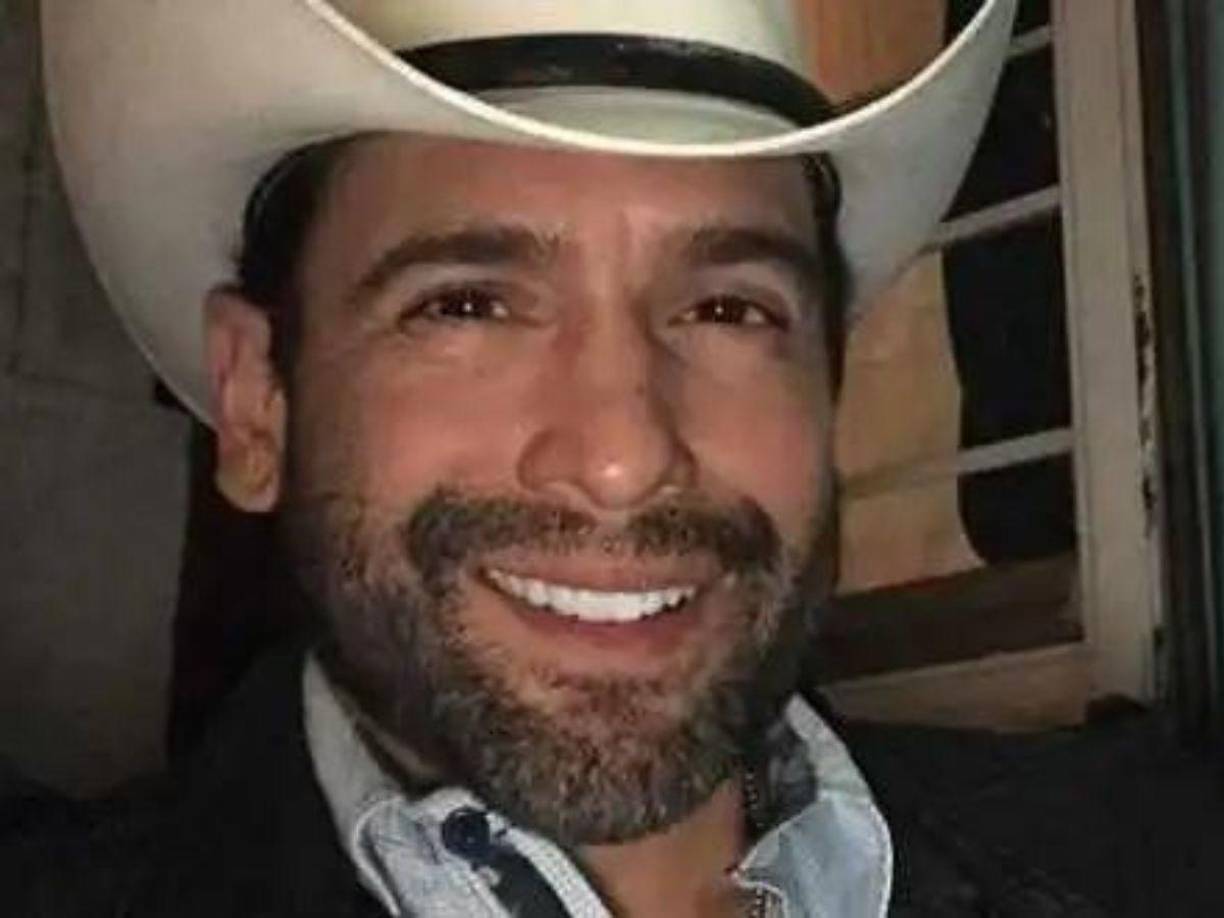 “Siempre me gustó, pero nunca se dio algo, yo firmé con la misma disquera, después de su funeral, mi carrera comenzó cuando ella murió”, destacó el cantante méxico-estadounidense.