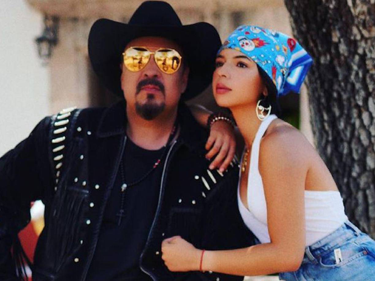 El conductor español Jomari Goyso -que fue testigo en la boda de la cantante- defendió a la llamada “Princesa del regional mexicano” y negó que estuviera embarazada. “Dejen la teoría de que está embarazada, déjenla, suéltenla porque no está embarazada. Suelten esta teoría, suéltenla ya. Lo que pasa es que no la van a soltar porque eso no les funcional, les funciona decir todas esas estupide***”, dijo en “Despierta América”.