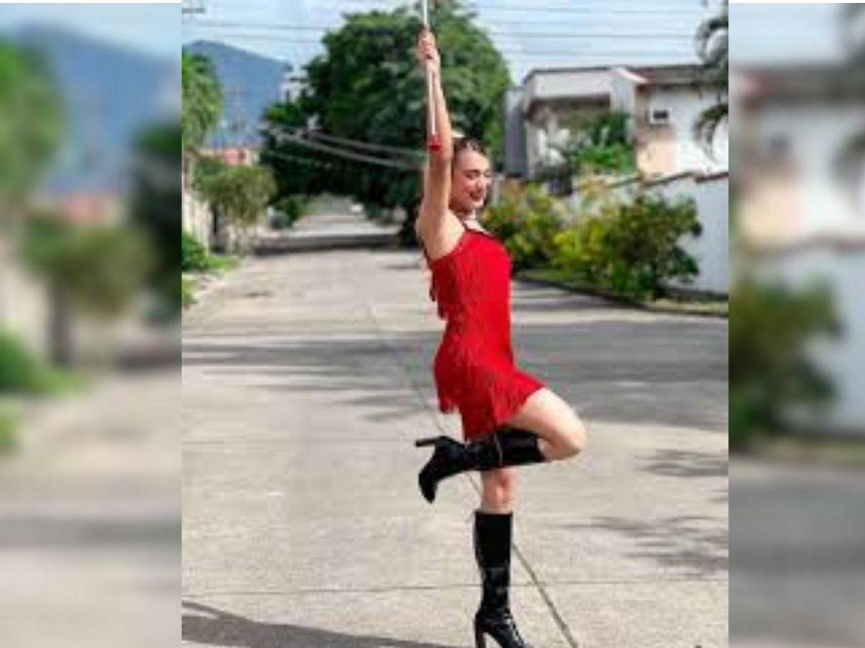 Con su carisma y sentido del humor se ha logrado robar una sonrisa de los que asisten a disfrutar de los desfiles. 