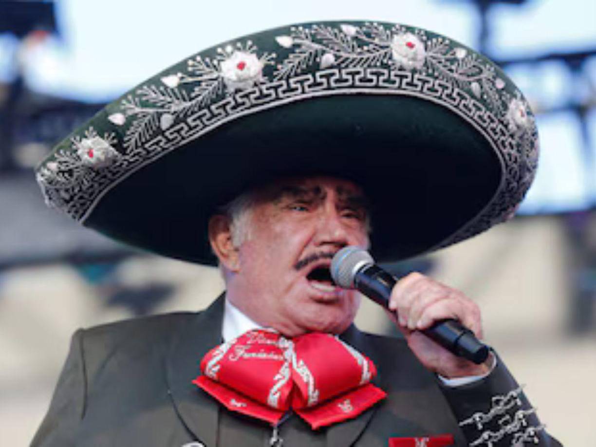 De acuerdo con lo que le contó Lyn May a Gustavo Adolfo Infante, Vicente Fernández era una persona cariñosa con ella, al extremo de que le decía “mi jarrito” por su electrizante cinturita de avispa... pero en ese momento, ella estaba casada con un árabe que le hizo ver su suerte al cantante.