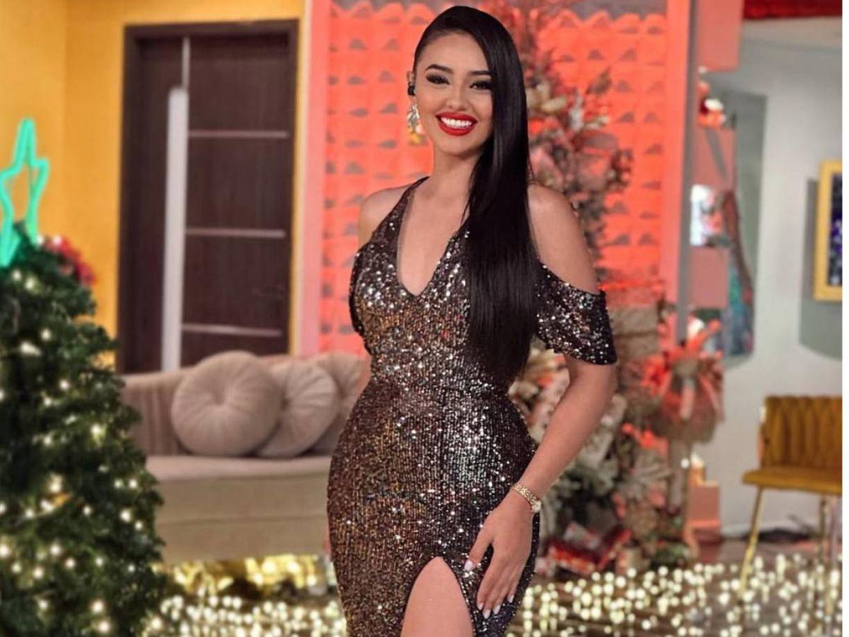 La presentadora Kenia Mondragón lució muy hermosa. 