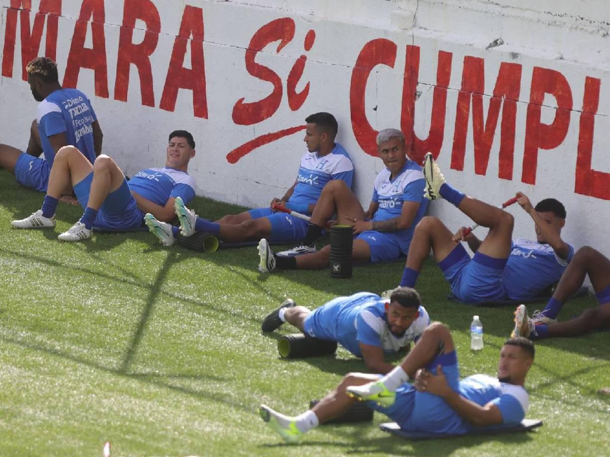 La práctica matutina de la Bicolor se realizó en el estadio Morazán, iniciando con los estiramientos.