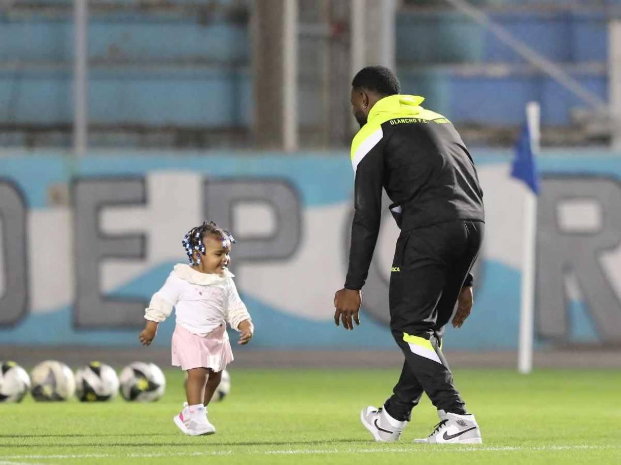 El futbolista del Olancho FC, Elison Rivas, dejó esta linda imagen sobre el césped antes del inicio del partido.