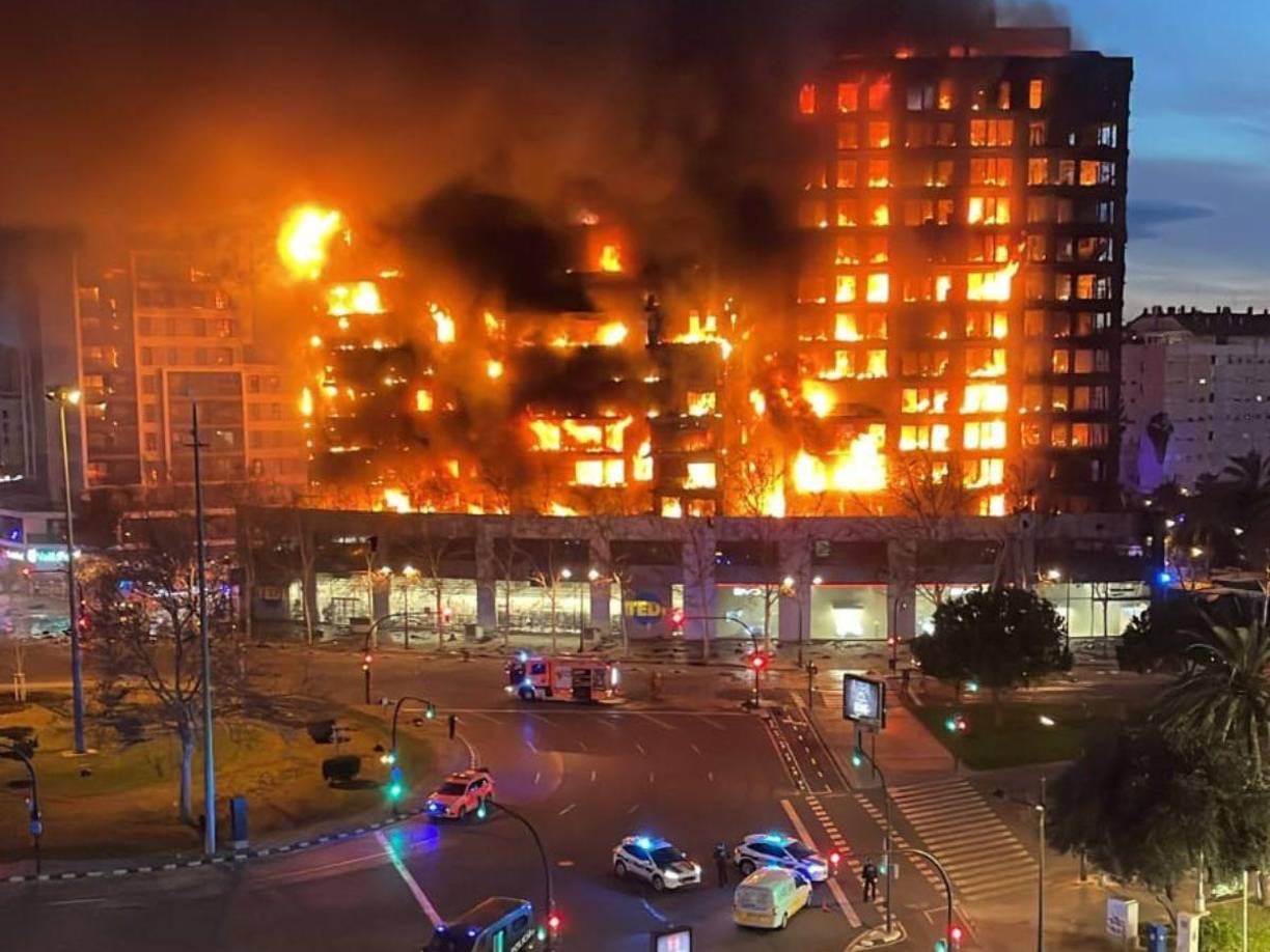 Vecinos relatan que el fuego se desató y propagó rápidamente por los balcones, a pesar de la reciente construcción del edificio. El fuerte viento registrado durante el día ha contribuido a la expansión del incendio. 