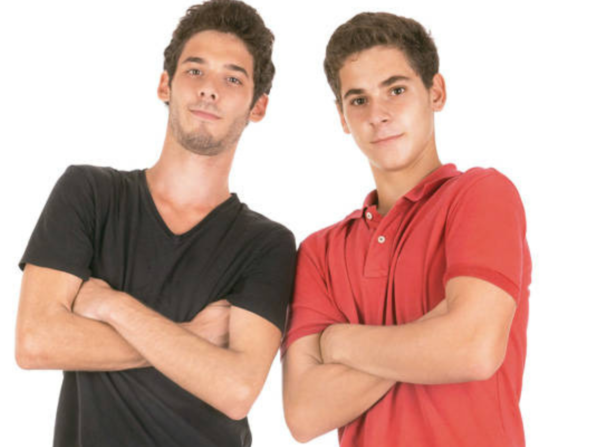 2. Cuando el menor llega a la mayoría de edad (al cumplir los 21 años por ley el padre ya no tiene responsabilidad sobre sus hijos, con algunas excepciones como ser cuando tienen problemas de salud o incapacidades motoras o mentales)