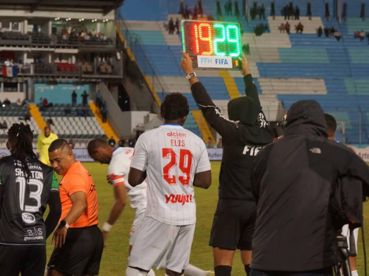 Con el dorsal 29 en su espalda, ‘La Panterita‘ Elis ingresó a la cancha del estadio Nacional Chelato Uclés.