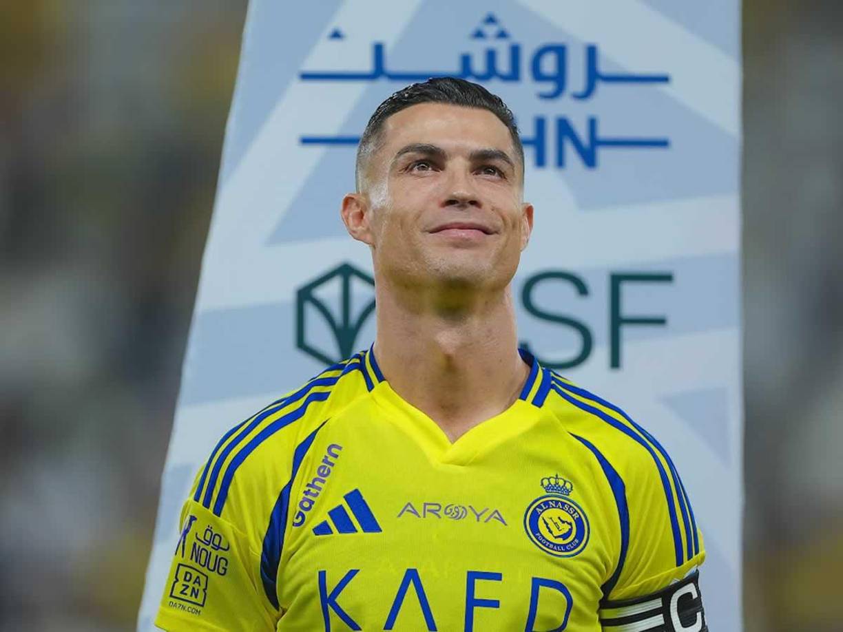 Cristiano Ronaldo sonriendo antes del inicio del partido y viendo al palco donde se encontraba su mujer Georgina Rodríguez.