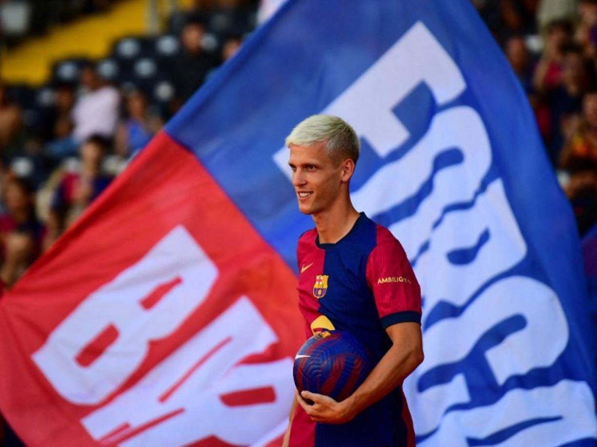 El español Dani Olmo fue presentado como nuevo jugador del FC Barcelona antes del inicio del juego ante Mónaco.