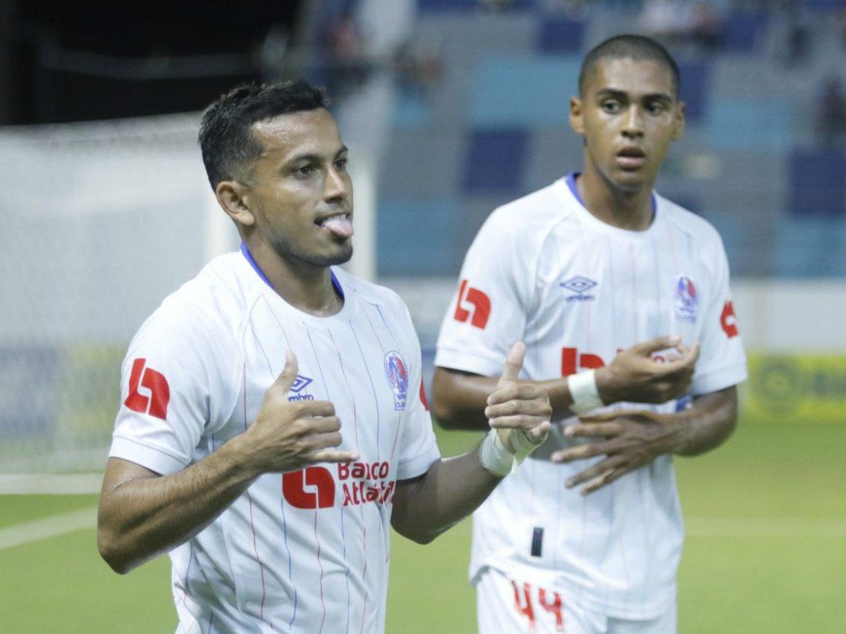 Edwin Rodríguez celebrando su gol con el joven Lobo, quien lució rapado debido a que hace unos días debutó en la Liga Nacional.