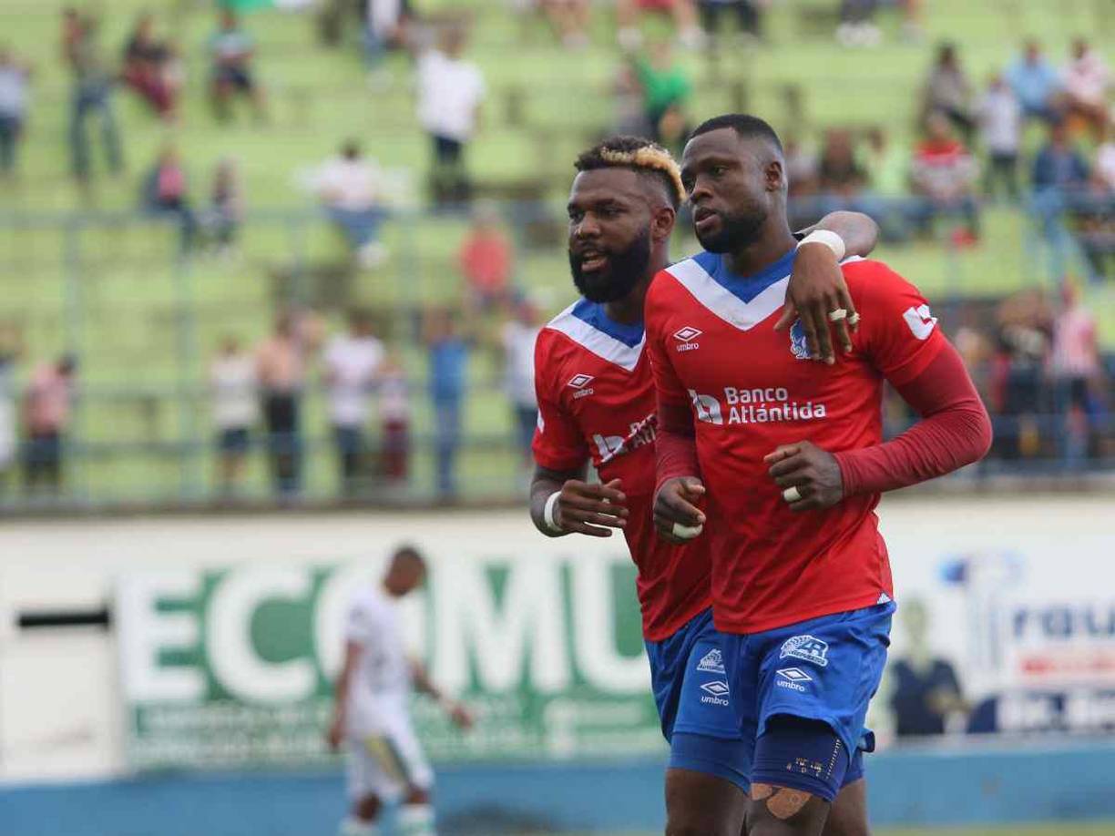 Arboleda celebrando con Benguché su gol. 