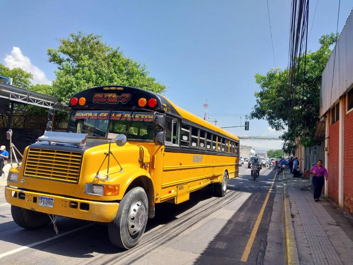 Un bus de la ruta 7 embistió a un motociclista este jueves en San Pedro Sula. 