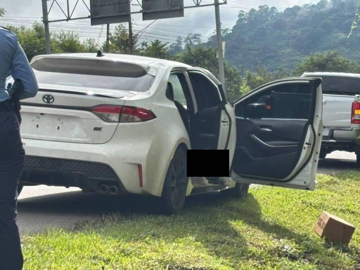 Las puertas del turismo estaban abiertas cuando llegó la Policía a inspeccionar la escena. 