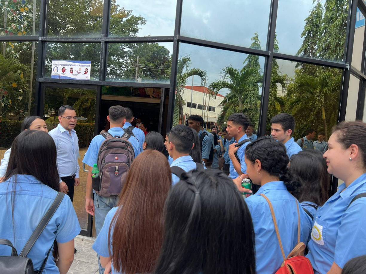 Las autoridades educativas junto a docentes estuvieron en primera fila dando la bienvenida a los futuros Lobos.