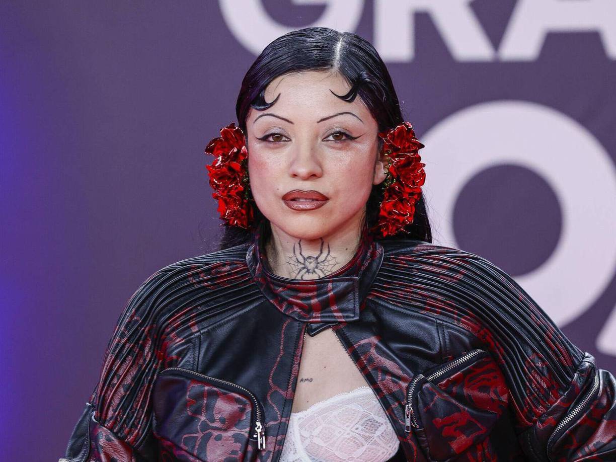 La voz de Monserrat Bustamante, nombre de pila de Mon Laferte, ha servido de gran peso para los miles de mujeres que desean levantar la voz, y es que la cantante se ha pronunciado en diversas ocasiones para afirmar la importancia de abordar temas como violencia de género, aborto y otros temas controversiales.