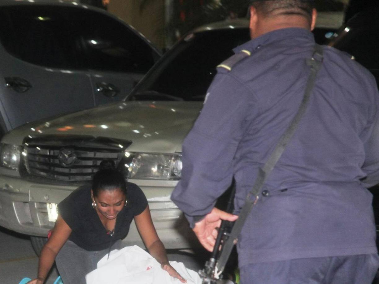 Familiares llegaron al lugar de la dantesca escena y lloraron la muerte del futbolista hondureño Arnold Peralta.