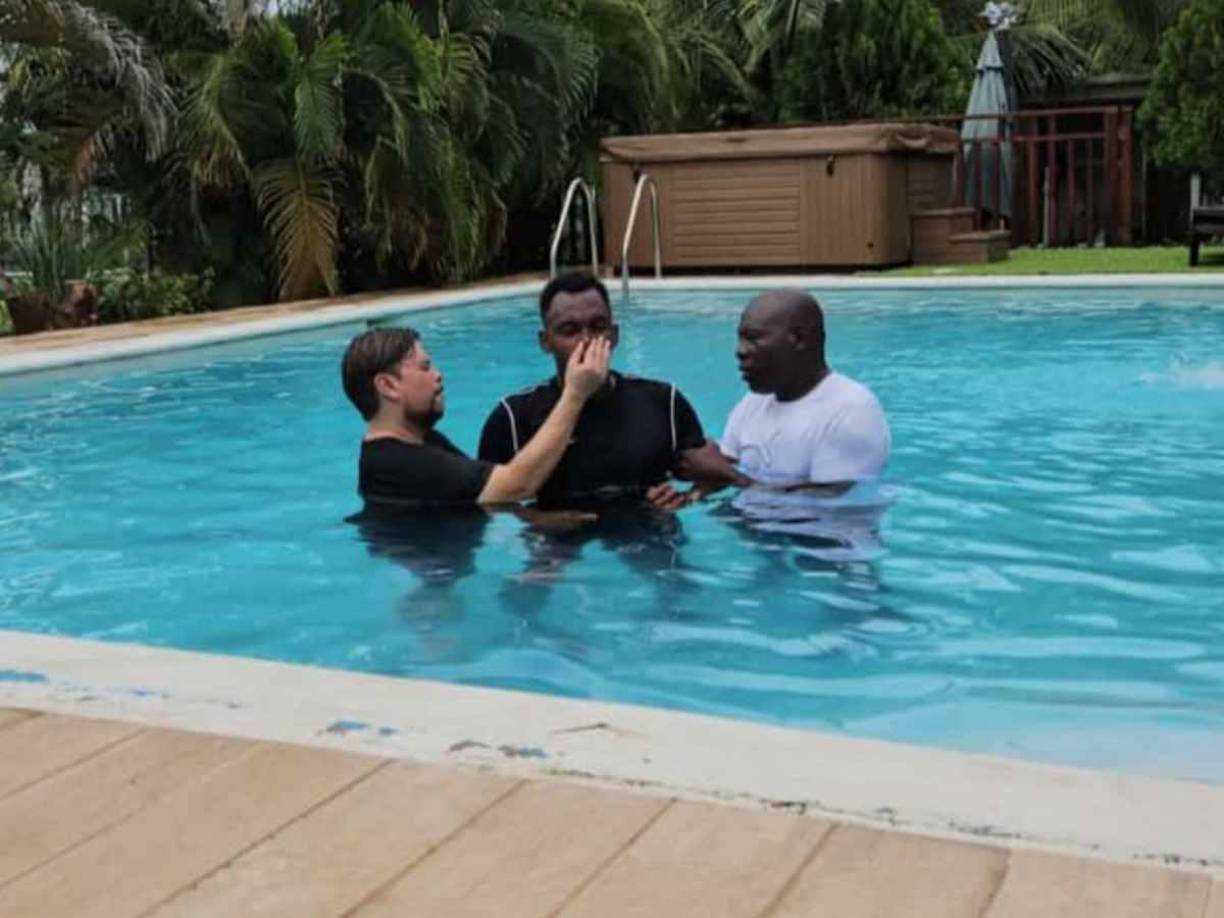 El pastor Johan Moya de la iglesia La Gran Comisión fue el encargado de bautizar a Alberth Elis. El jugador se hizo acompañar de su padre. 