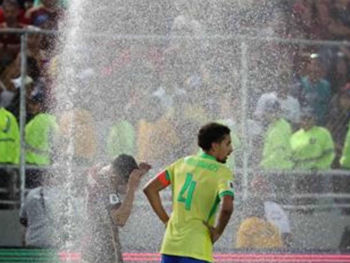 Del mismo modo, Venezuela activó “una trampa” en pleno partido. Venezuela estaba con uno menos ante Brasil a falta de un minuto y por arte de MAGIA se activaron los aspersores